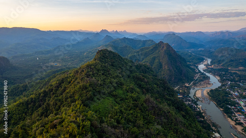 Fotografi View of the Moei River and mountains which forms the border between Thailand and Myanmar, in Sob Moei District, Tak Province