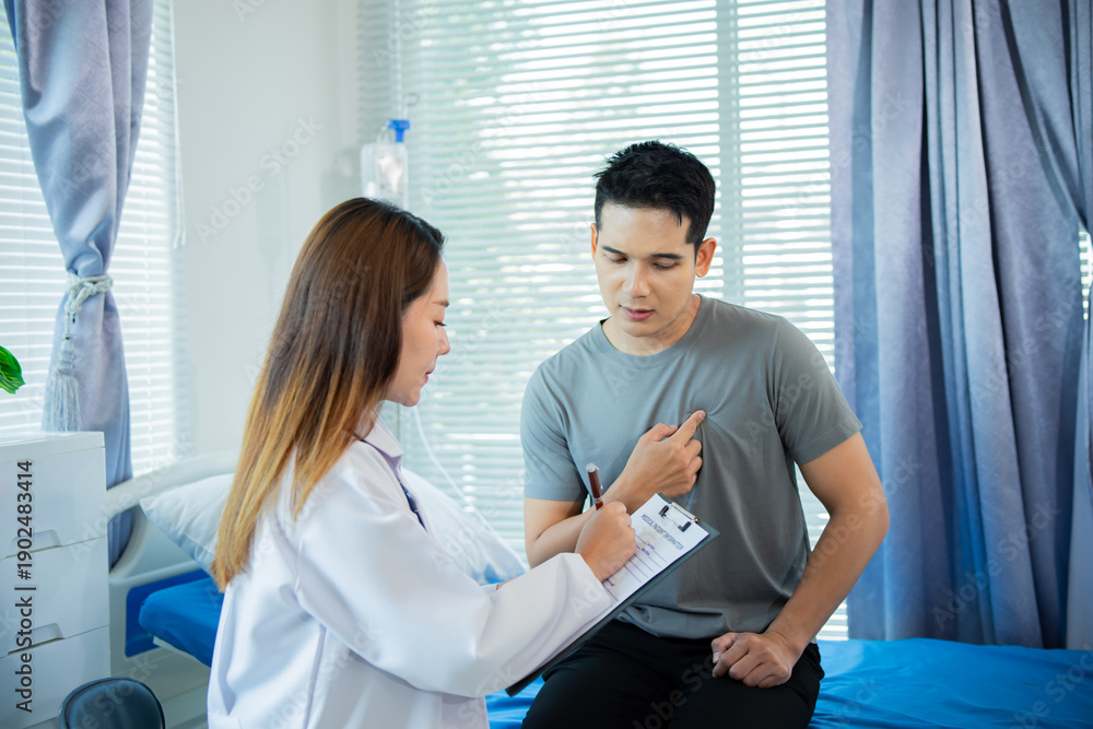 Obraz premium Cardiologist examining male patient with chest pain in hospital, assessing heartbeat, diagnosing cardiovascular risk, providing emergency treatment and professional medical care.