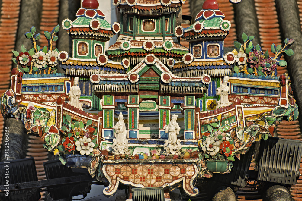 Ταπετσαρία Chien Nien broken pottery ornamentation is used in the roof decoration, which se