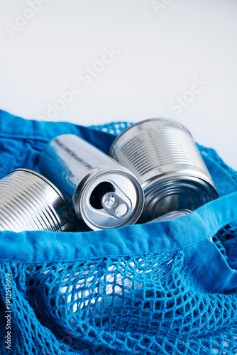 Fotografia Close-up of eco friendly shopping concept with reusable mesh bag and metal cans