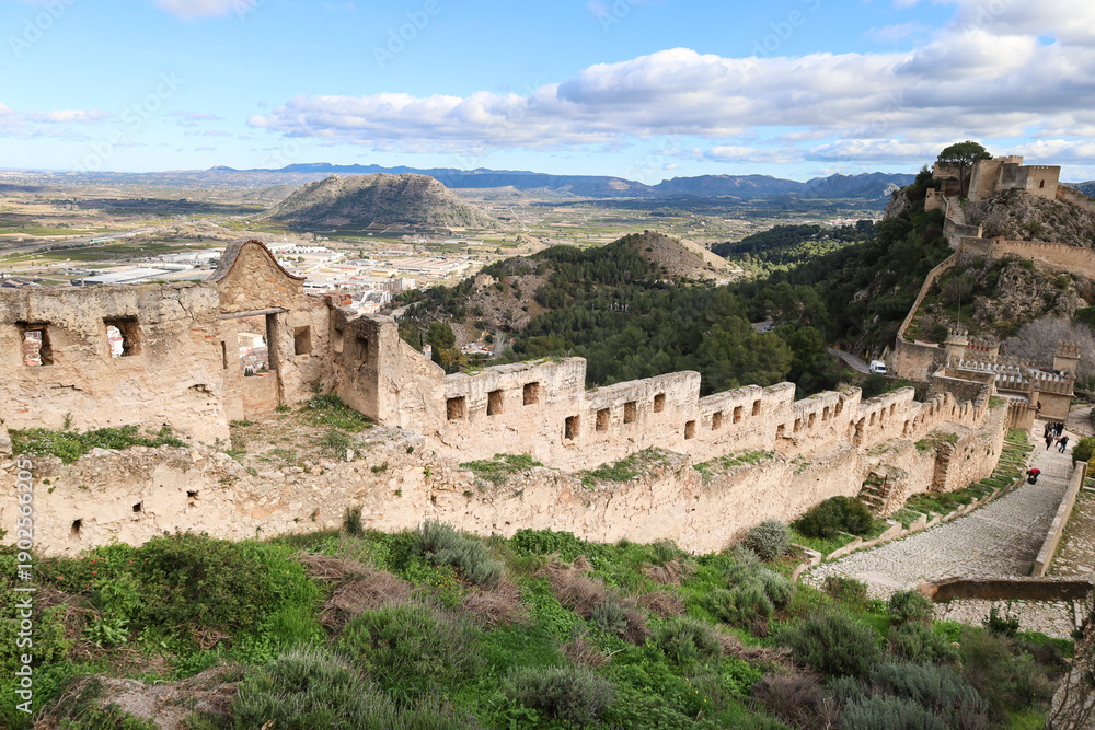 Obraz premium Walls of Jativa Castle on Sierra del Castell Hill