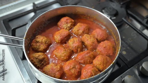 Meatballs in tomato sauce are one of those dishes that need no introduction: you recognize them immediately by their aroma, the slow cooking, and the sauce that invites you to mop up the sauce.
