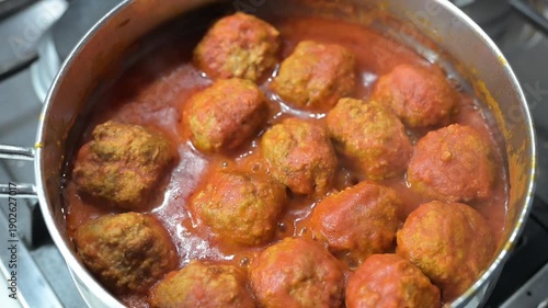 Meatballs in tomato sauce are one of those dishes that need no introduction: you recognize them immediately by their aroma, the slow cooking, and the sauce that invites you to mop up the sauce.