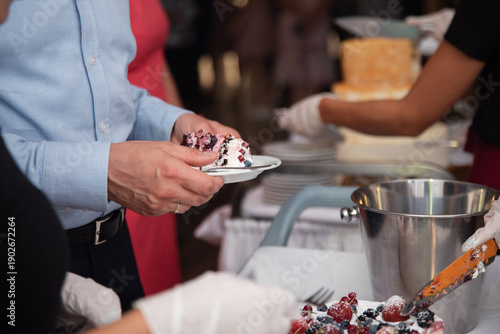 Mężczyzna częstuje się tortem owocowym