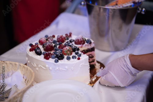 Nakładanie tortu owocowego