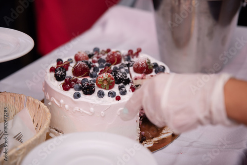 Krojenie tortu owocowego