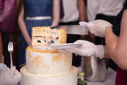 Krojenie tortu weselnego