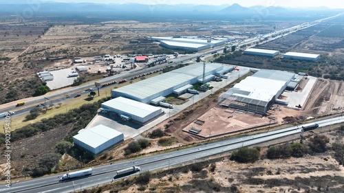 Construcción vista aérea de nave industrial con techo de lámina en parque industrial