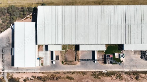 Vista aérea de nave industrial con techo de lámina en parque industrial