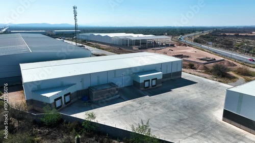 Vista aérea de nave industrial con techo de lámina en parque industrial