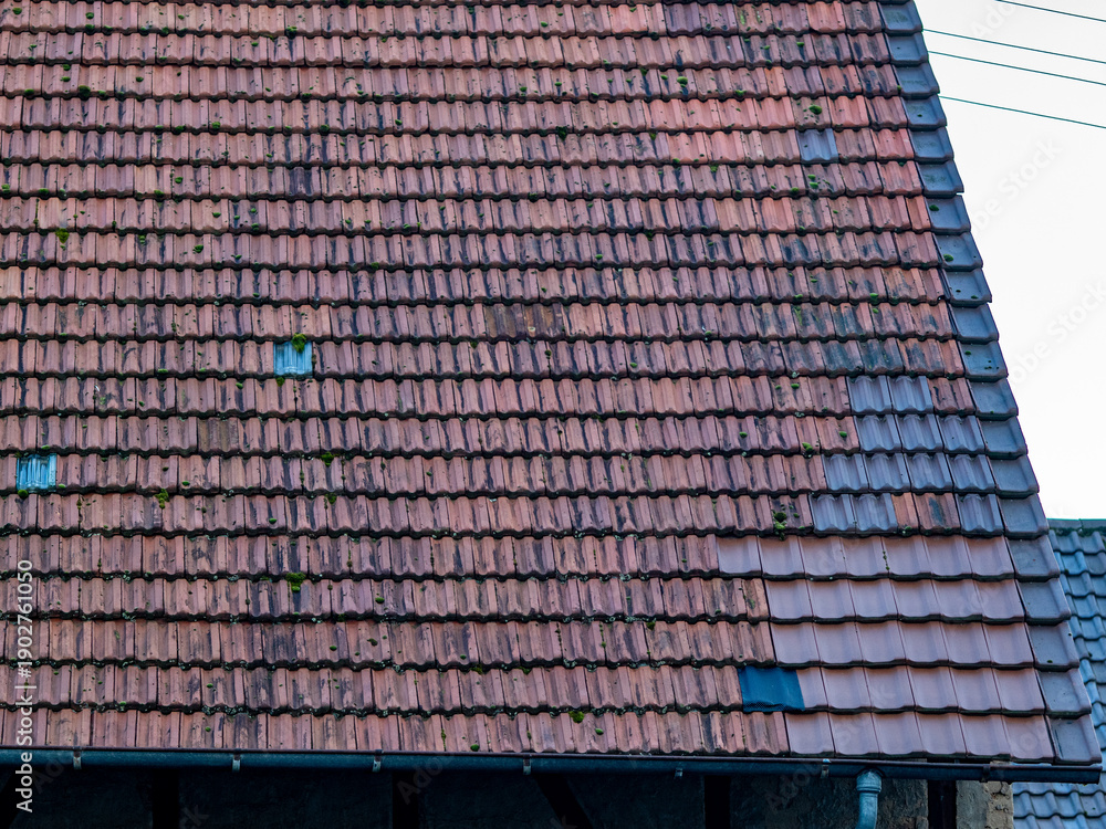 Fototapeta premium Erneuerte Ziegel auf einem alten Dach