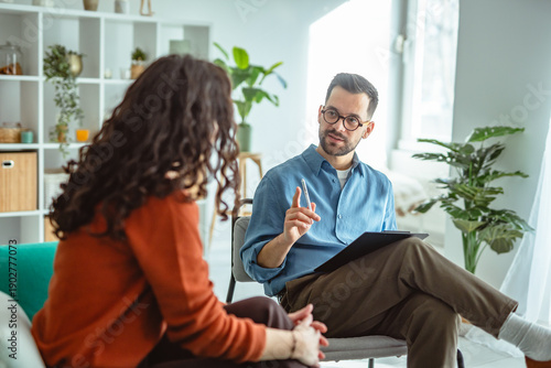 Quadro su tela Woman receiving counseling from a male therapist in office