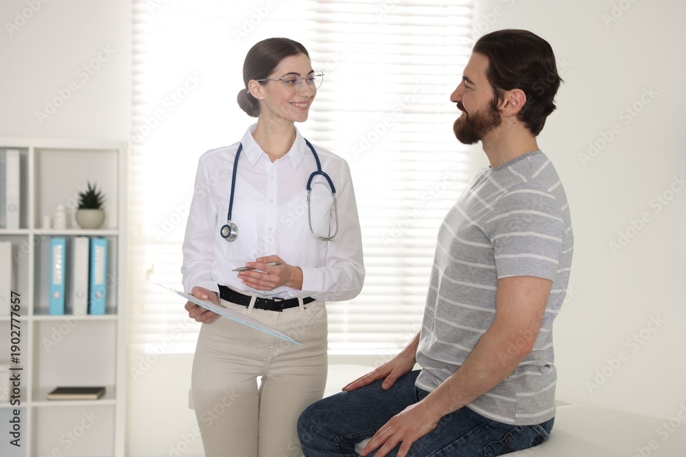 Obraz premium Man having appointment with doctor in clinic