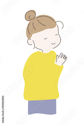 手を胸元で合わせて感謝やお願いの気持ちを表す女性