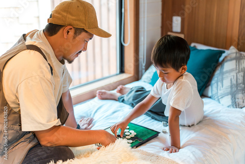Canvastavla Father and son playing Othello in the bedroom