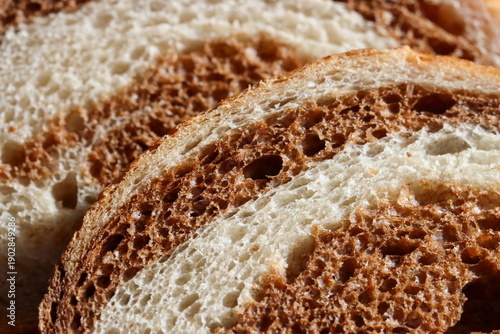 Foto Close up of pumpernickel bread slices.