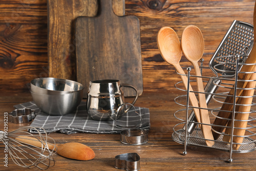 Different baking utensils o...