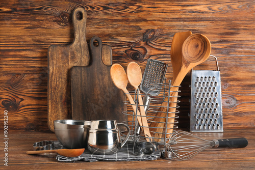 Different baking utensils o...
