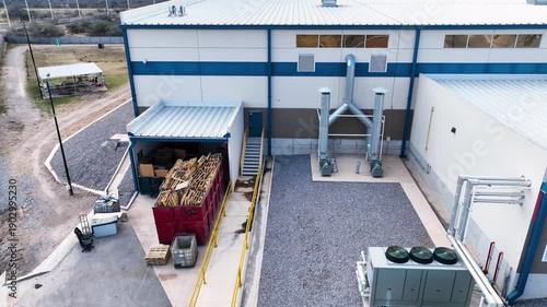 Infraestructura y sistemas operativos en nave industrial: ventilación, ductería, almacenamiento, refrigeración y procesos de producción.