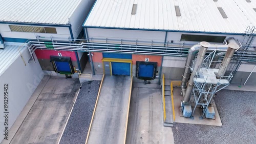 Infraestructura y sistemas operativos en nave industrial: ventilación, ductería, almacenamiento, refrigeración y procesos de producción.