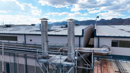 Infraestructura y sistemas operativos en nave industrial: ventilación, ductería, almacenamiento, refrigeración y procesos de producción.