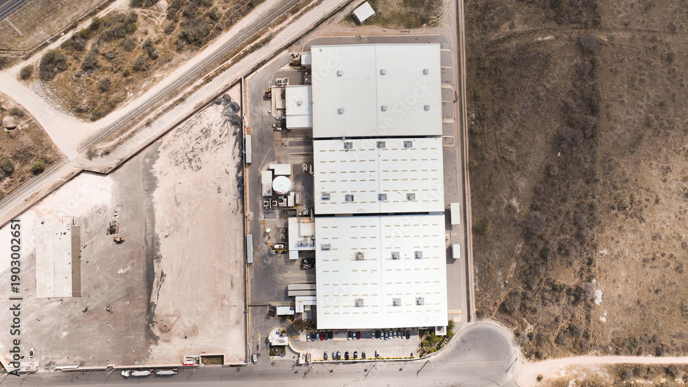 Obraz premium Vista aerea toma cenital con drone de nave industrial 