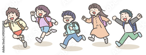 ランドセルを背負って走る、小学生の男の子と女の子のグループ