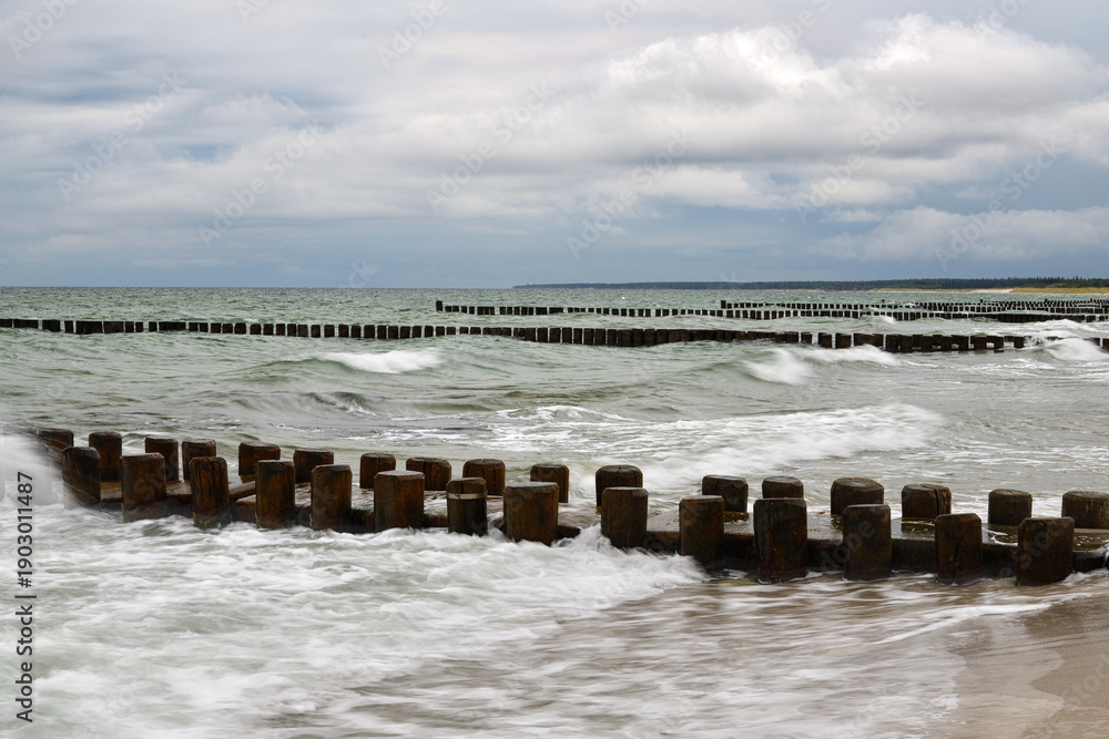 Fototapeta premium Ostsee - Strand und Buhnen