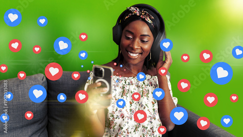 Foto Podcast host records episode while smiling and engaging with audience on phone