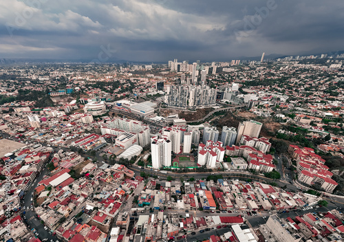 Fotografía Zona de departamentos residencial exclusiva alrededor de barrio pobre imagen de