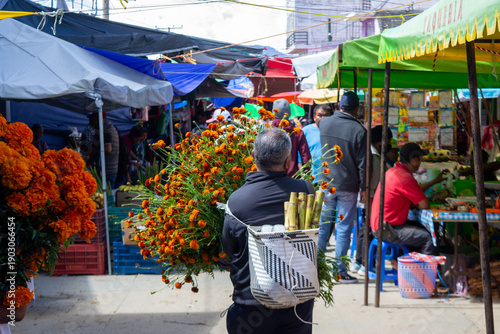 Tableau sur toile Señor comprando flores de cempasuchil para dia de muertos en tianguis de pueblo,