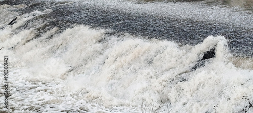Panel kuchenny z motywem Primer plano de agua brava cayendo con fuerza y formando espuma blanca en un salto de río