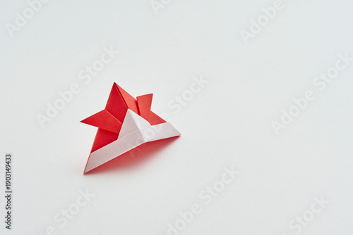 折り紙で折った日本のカラフルで可愛い兜