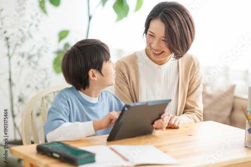 母に勉強を教えてもらう男の子