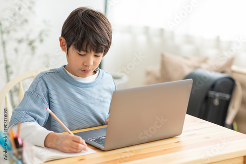 パソコンを使って勉強する男の子