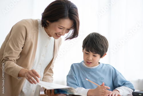 Fotografie 勉強を教える女性と教わる男の子