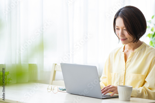 パソコンを見る女性