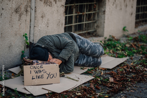 Εκτύπωση καμβά Homeless man sleeping on cardboard with sign