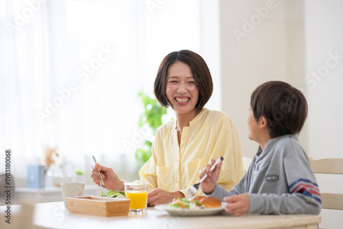 Plakat 朝食を食べる親子