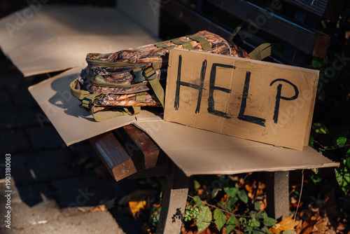 Fotografía Homelessness crisis showing help sign on park bench