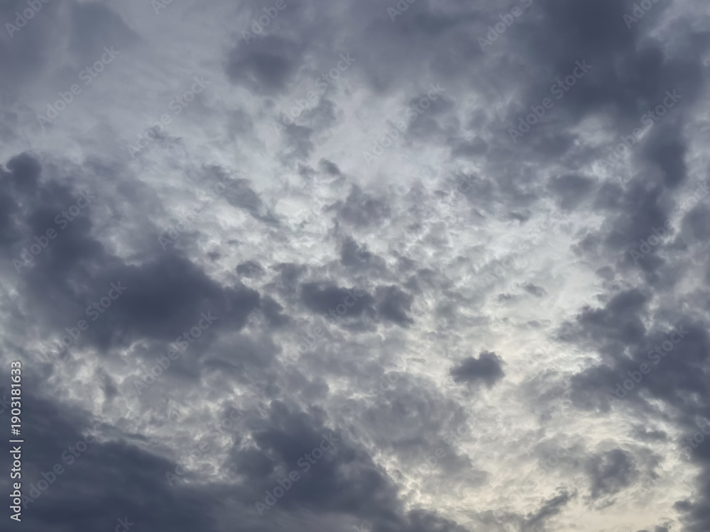 Obraz premium Dramatic Overcast Sky with Textured Gray Clouds