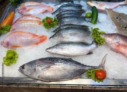 Foto A fish display with a variety of fish and vegetables