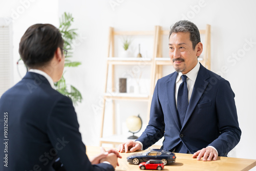 男性　自動車　車　ディーラー　車屋　相談　