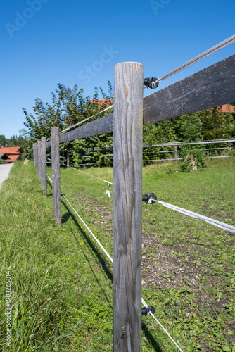Elektrozaun mit Isolatoren,  Weidenzaun, Oberbayern, Bayern, Deutschland
