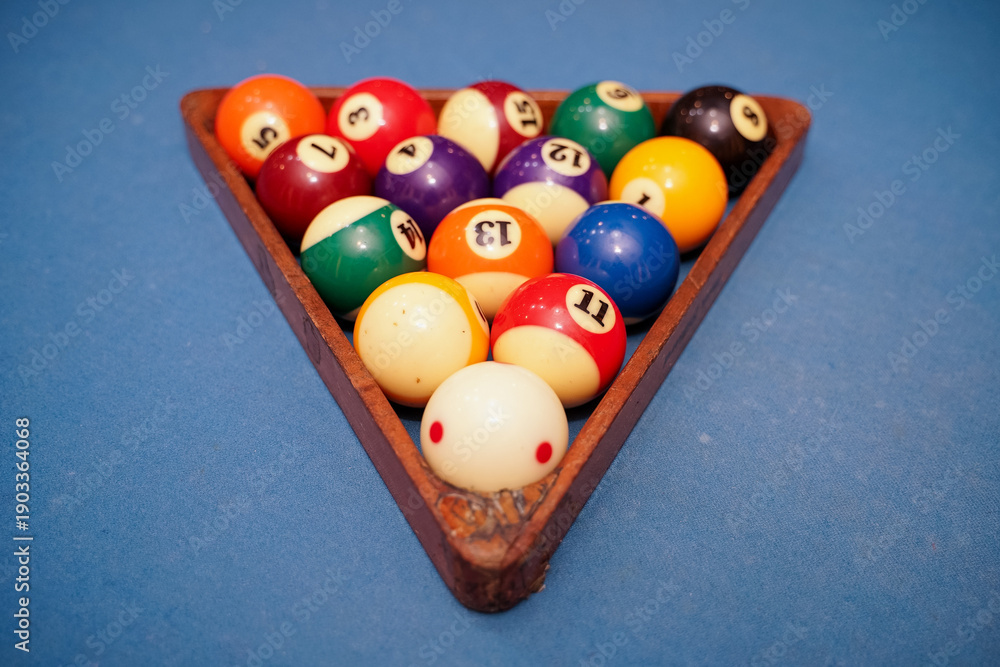 Naklejka premium Billiard balls neatly arranged on the table.