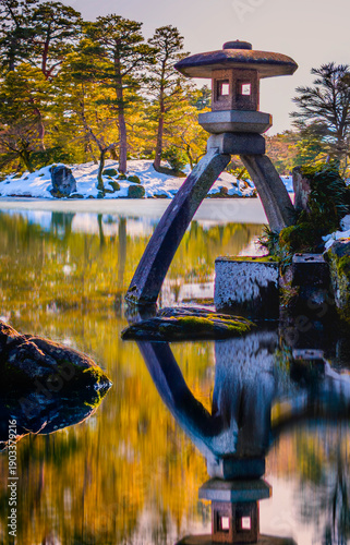 Φωτογραφία Stone lantern, or Kotoji‑tōrō in Japanese, at the water’s edge of Kasumiga‑ike Pond in Kenroku‑en Park, Kanazawa, Ishikawa, Japan
