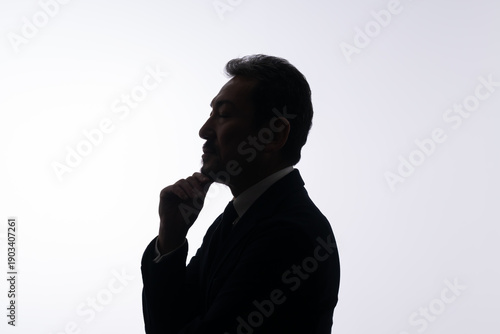 悩む男性　シルエット