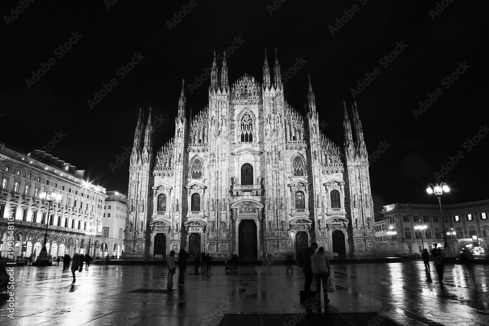 Fototapeta premium Milano, Italy, Piazza del Duomo, Vista Frontale Notturna Bianco e nero