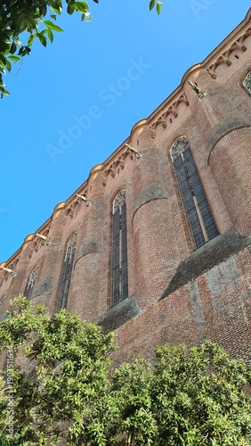 La nef de la cathédrale Sainte-Cécile d'Albi vue depuis la rue de la maîtrise (Occitanie)