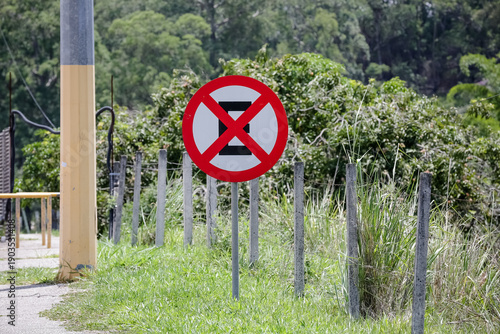 Conjunto de placas de sinalização em área urbana e rural, reforçando alertas de trânsito, segurança viária e orientação para motoristas, ciclistas e pedestres.
